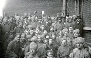 1917年2月、イギリスのサンクトペテルブルグの非就任将校TLキルピチニコフと労働者団体の代表と一緒のヴォリンスキー部隊の兵士
